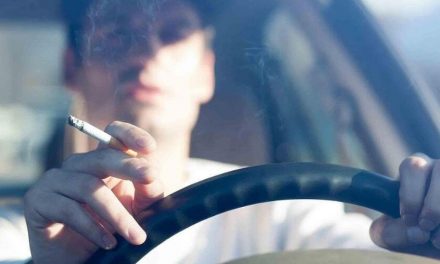 Sanidad prevé comenzar a prohibir fumar en los coches y armar un plan contra el tabaquismo