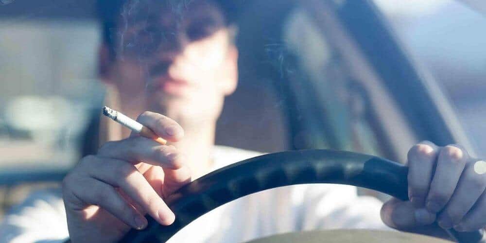 Sanidad prevé comenzar a prohibir fumar en los coches y armar un plan contra el tabaquismo