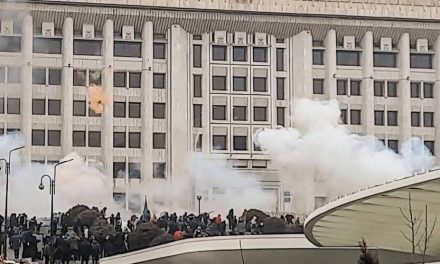 Aumentan los disturbios contra el Gobierno de Kazajistán dejando decenas de muertos