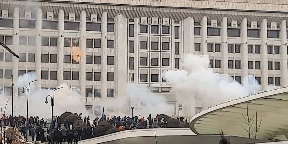 Aumentan los disturbios contra el Gobierno de Kazajistán dejando decenas de muertos