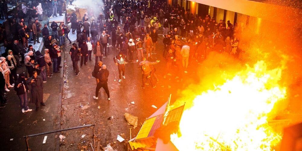 disturbios-en-bruselas-por-manifestaciones-en-contra-de-las-restricciones-de-la-pandemia-barricadas-violencia-aliadoinformativo.com