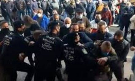 Ganaderos irrumpieron en Ayuntamiento de Lorca para defender las macrogranjas