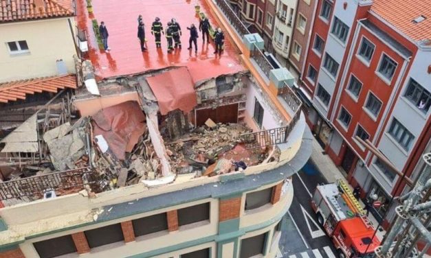 Hallan los cuerpos de los trabajadores atrapados tras derrumbe del techo de un colegio en Gijón