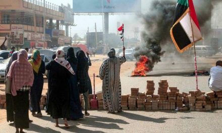 Manifestantes en Sudán piden a los militares que entreguen el poder luego de la dimisión del primer ministro