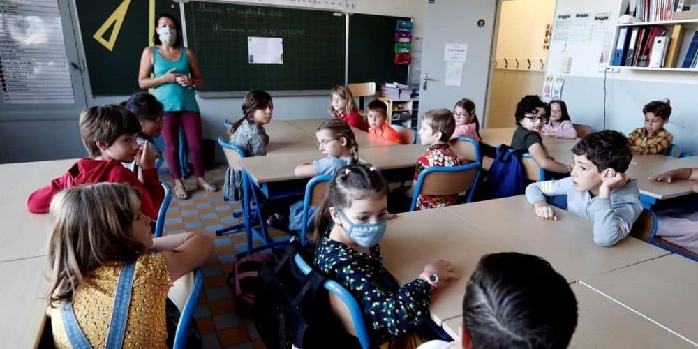 Niños de vuelta a clases con normalidad en España pero con profesores de baja por contagios