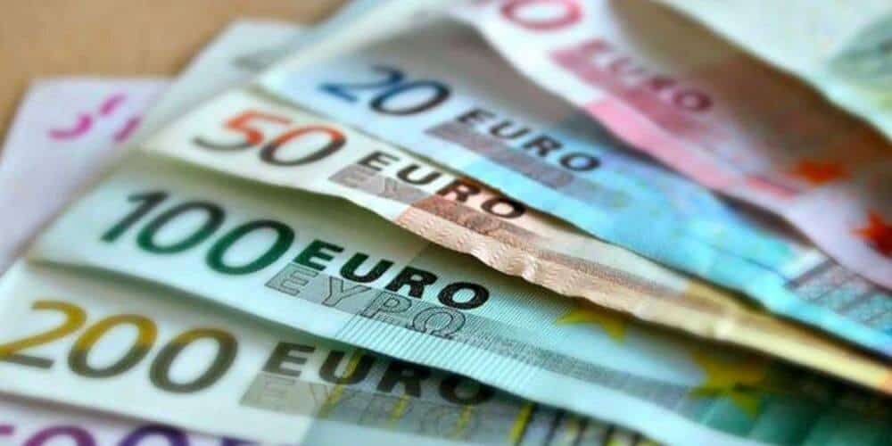 gobierno-y-sindicatos-acuerdan-aumento-del-salario-minimo-a-1000-euros-al-mes-billetes-euros-aliadoinformativo.com