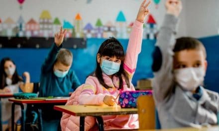 Niños dejarán de usar mascarillas dentro de las aulas de clases a finales de febrero