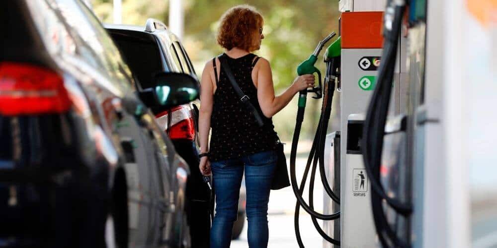 aumenta-el-precio-del-combustible-siendo-la-primera-vez-que-el-diesel-es-mas-caro-que-la-gasolina-95-mujer-cargando-combustible-vehiculo-aliadoinformativo.com