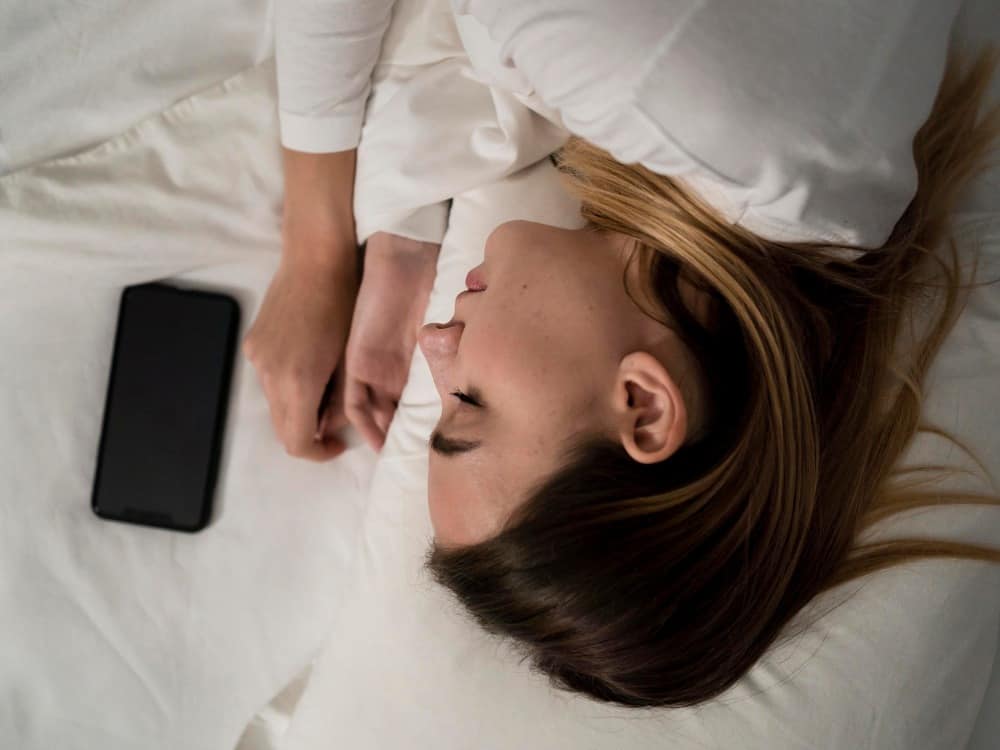 evita dormir con los teléfonos móviles durante el embarazo