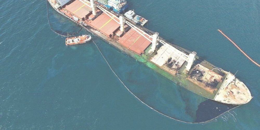 tanques-de-aceite-lubricante-del-buque-varada-en-Gibraltar-quedan-vaciados-en-su-totalidad