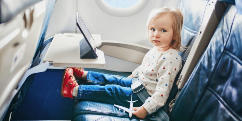 requisitos-para-tramitar-DNI-y-pasaporte-a-un-menor-niño-viajando-en-avion-aliadoinformativo.com