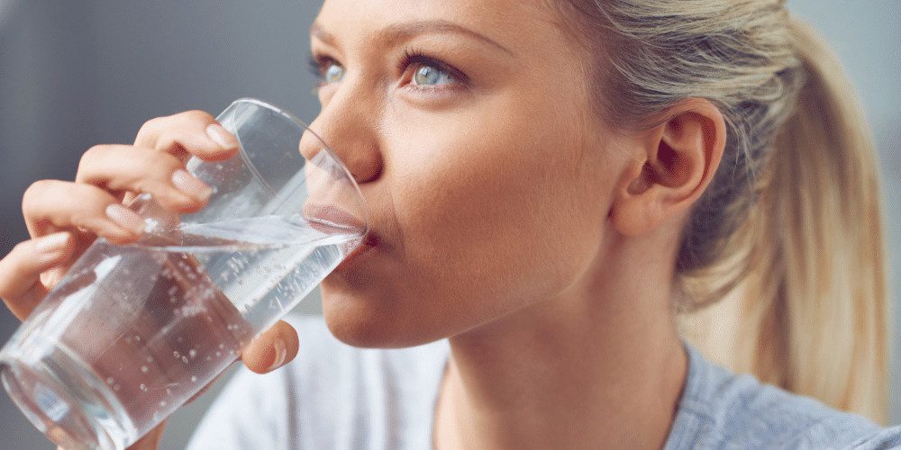 tips-para-mantenerse-mas-joven-y-saludable-a-pesar-de-los-años-beber-agua-aliadoinformativo.com