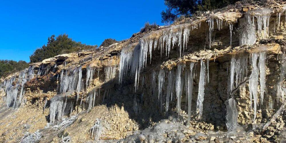 intenso-frio-se-instala-en-España-con-temperaturas-de-hasta-15-grados-bajo-cero-en-zonas-de-montaña-Carambanos-Valdecabras-aliadoinformativo.com