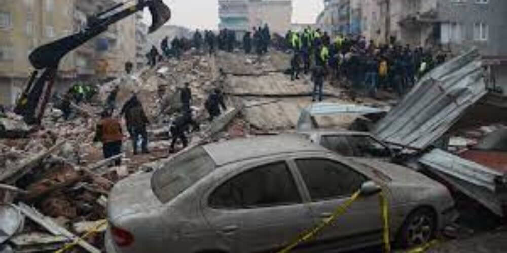 dos-fuertes-terremotos-en-Turquia-y-Siria-dejan-miles-de-muertos-y-heridos-desastre-escombros-aliadoinformativo.com