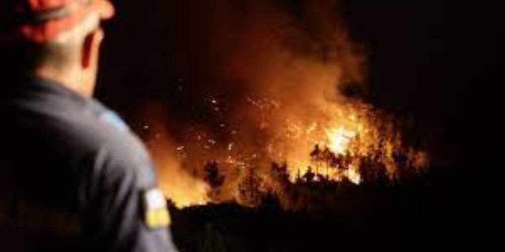 Al menos 26 cuerpos carbonizados de personas ha aparecido tras los incendios al noreste de Grecia