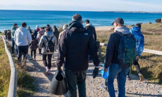 Llegan al litoral de Galicia millones de pélets de plástico que son recogidos por voluntarios