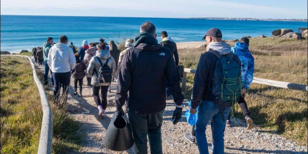 Llegan al litoral de Galicia millones de pélets de plástico que son recogidos por voluntarios