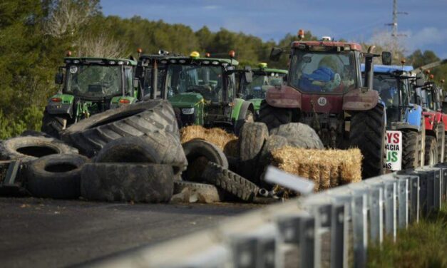 Agricultores continúan movilizados con cortes en Cataluña, Aragón y Murcia