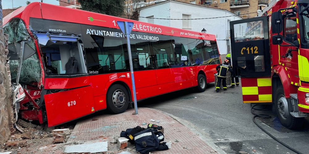 15 heridos tras chocar un autobús contra un muro en Valdemoro, Madrid