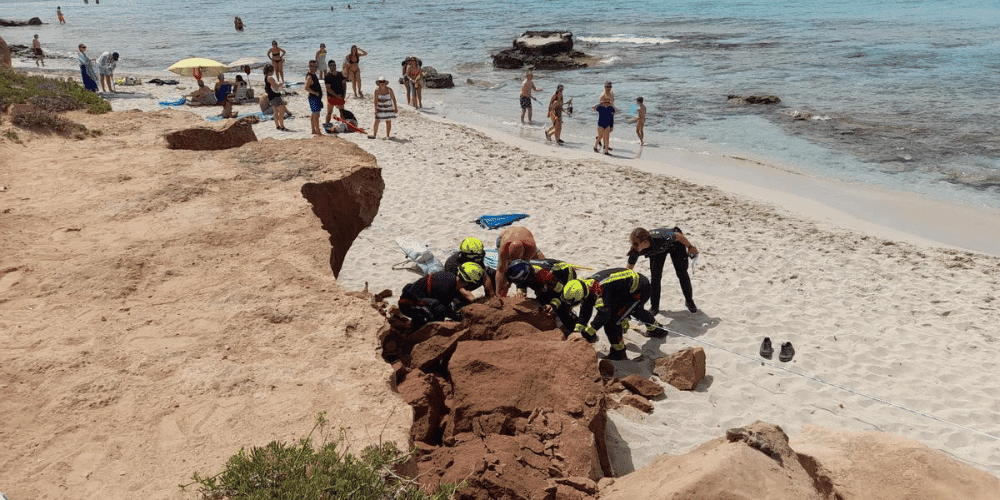 Bebé de 2 meses muere tras caerle varias rocas encima en una playa de Formentera