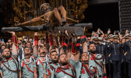Cientos de malagueños y turistas acompañan a la Legión durante la procesión del Cristo de Mena en un soleado Jueves Santo
