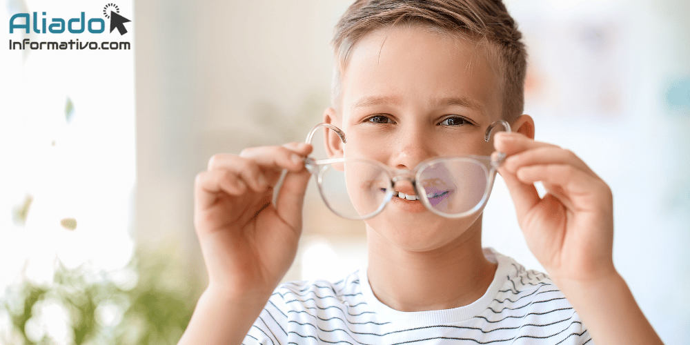 Niño usando gafas nuevas gracias a las ayudas del Gobierno para problemas de visión en menores de 16 años