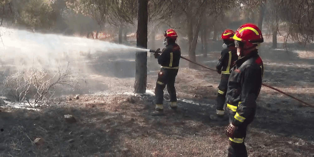 Incendio forestal en Colmenar Viejo, Madrid, con medios aéreos y terrestres trabajando en la extinción cerca de la M-104 y las vías del AVE