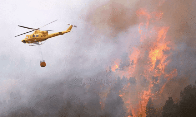 Incendio forestal en Colmenar Viejo obliga a desalojar viviendas y corta la M-104 cerca de las vías del AVE