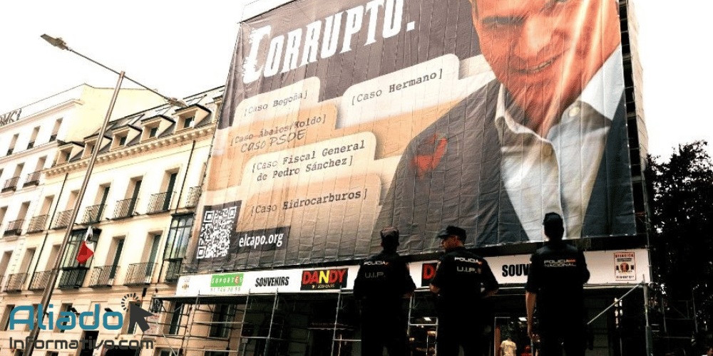 Lona de Hazte Oír con imagen de Pedro Sánchez y la palabra 'corrupto' frente al Congreso de los Diputados. Presidente se presenta con acusación particular
