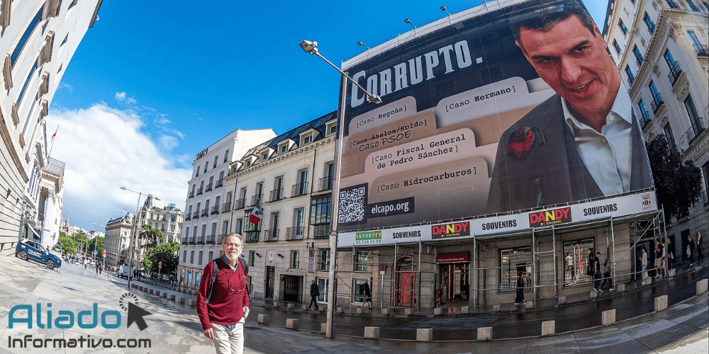Pedro Sánchez ejerce como acusación particular contra Hazte Oír por pancarta difamatoria en Congreso