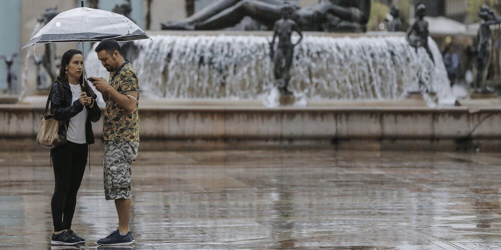 Avisos naranja en la comunidad valenciana: Calles inundadas en Gandía (Valencia) tras las intensas lluvias de la Dana Alice, con vehículos afectados por la riada