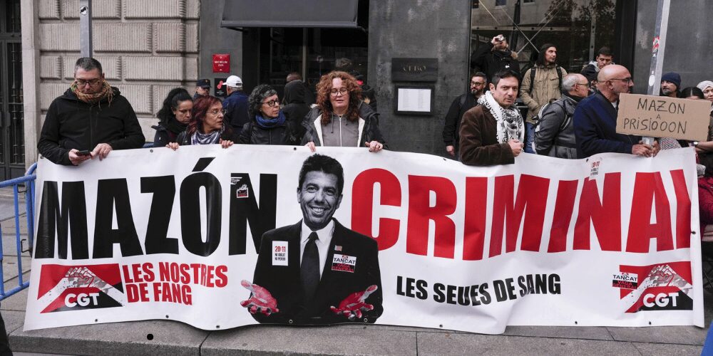 Familiares de víctimas de la dana protestando frente al Congreso de los Diputados con pancartas durante la comparecencia de Carlos Mazón