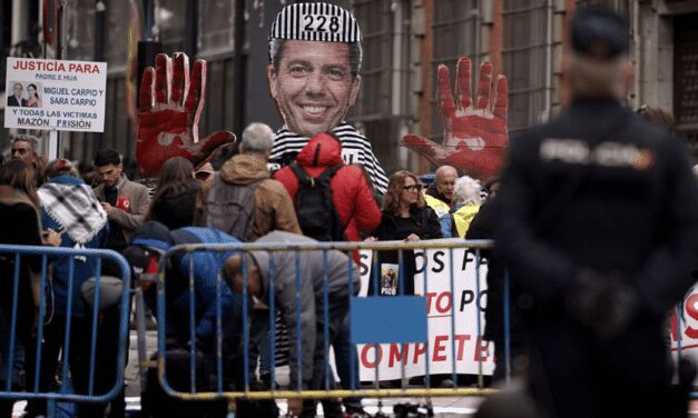 Protesta de familiares de víctimas de la dana en el Congreso durante la comparecencia de Carlos Mazón