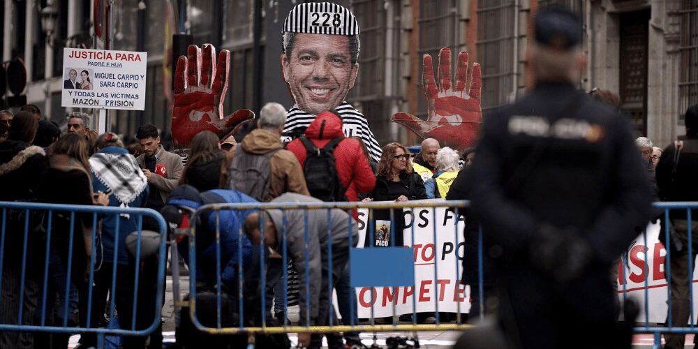 Protesta de familiares de víctimas de la dana en el Congreso durante la comparecencia de Carlos Mazón
