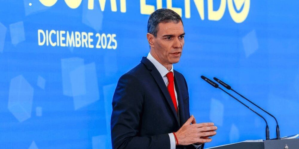 El presidente Pedro Sánchez anuncia en rueda de prensa el nuevo abono único de transporte nacional, con una infografía de fondo mostrando el precio de 60€