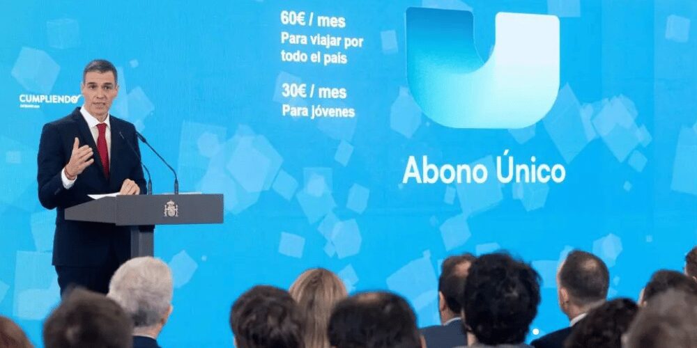 Abono único de transporte de 60€: viajes nacionales ilimitados en tren y autobús | Pedro Sánchez