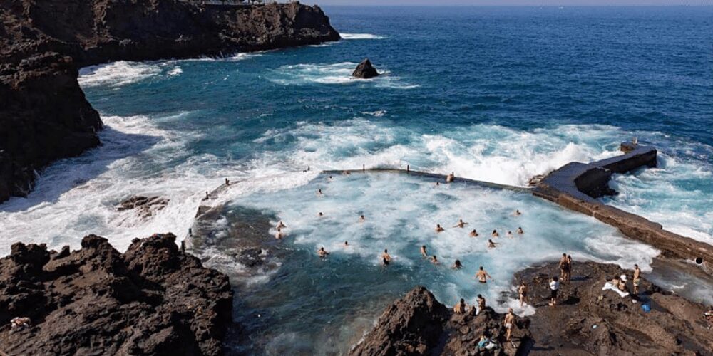Piscinas naturales de Los Gigantes (Charco de Isla Cangrejo) en Tenerife, con el acantilado y el golpe de mar de fondo.