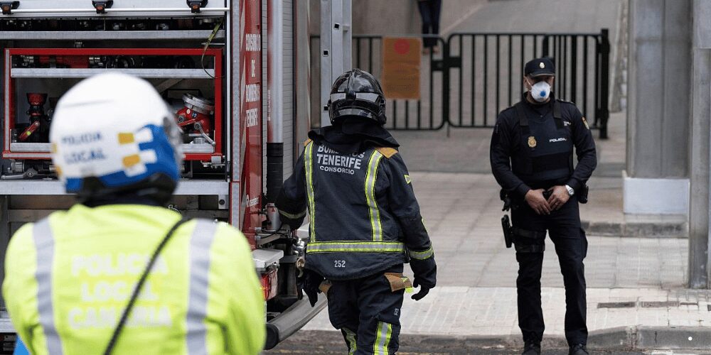 Bomberos de Tenerife trabajando en extinción de incendios en vivienda tras varias tragedias navideñas en España.